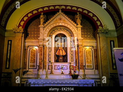 Altare laterale visualizzando il Bambino Gesù di Praga icona nella Santa Teresa la chiesa carmelitana di Clarendon Street Dublin, Irlanda Foto Stock