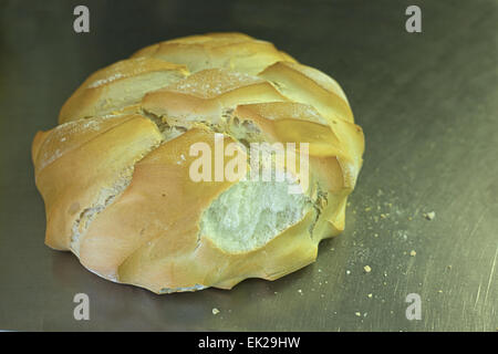 Lo spagnolo grande focaccia pane al di sopra del vassoio di alluminio appena sfornato Foto Stock