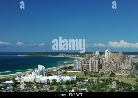 Bellissimo paesaggio, città del mondo, vista aerea, edifici lungo Golden Mile fronte spiaggia, Durban, KwaZulu-Natal, Sud Africa, destinazione di viaggio vacanza Foto Stock