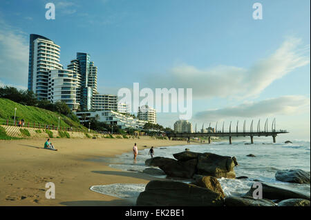 Durban, KwaZulu-Natal, Sud Africa, alto hotel e appartamenti e il molo lungo la spiaggia di iconica destinazione di vacanza Umhlanga Rocks Foto Stock