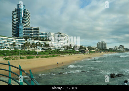 Vista panoramica di alberghi e appartamenti per vacanze lungo la spiaggia di Umhlanga Rocks, Durban, Sud Africa Foto Stock