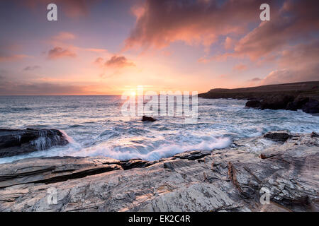 Tramonto spettacolare su Booby's Bay una piccola caletta sul bordo di Constantine Bay vicino a Padstow sulla costa nord della Cornovaglia Foto Stock