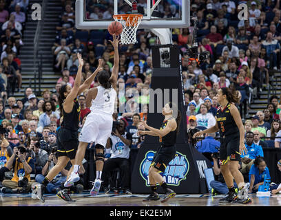 Tampa FL, Stati Uniti d'America. 5 apr, 2015. Connecticut Huskies avanti Morgan Tuck #3 prende la palla al cerchio nella seconda metà durante il NCAA finale donne quattro a Amalie Arena in Tampa FL. Credito: csm/Alamy Live News Foto Stock