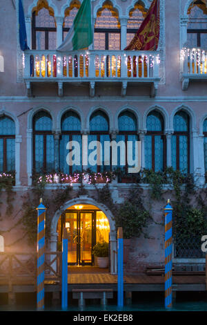 Palazzo sul Canal Grande, di notte, Venezia, Italia Foto Stock