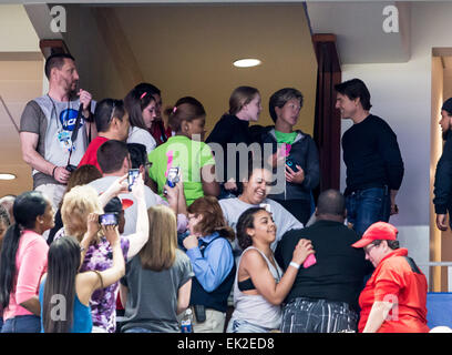 Tampa FL, Stati Uniti d'America. 5 apr, 2015. Tom Cruise incontra tifosi durante la seconda metà del Maryland e UConn gioco durante il NCAA finale donne quattro a Amalie Arena in Tampa FL. Credito: csm/Alamy Live News Foto Stock