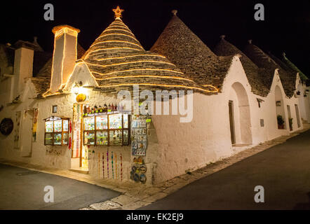 Un tipico turistica regali in un tradizionali trulli di Alberobello, Bari, Puglia, Italia Foto Stock