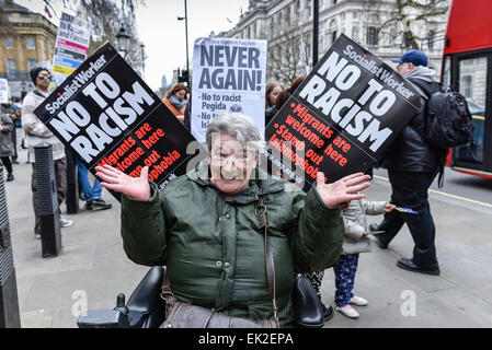 Anti-fascisti dimostrando contro Pergida in Whitehall. Foto Stock