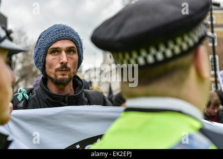 Anti-fascisti dimostrando contro Pergida in Whitehall. Foto Stock