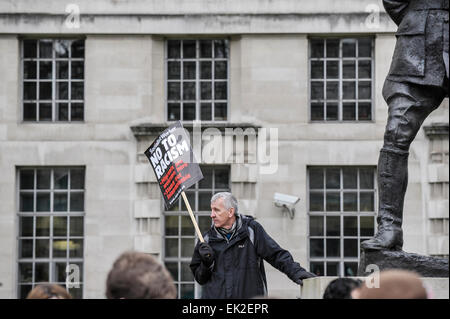 Anti-fascisti dimostrando contro Pergida in Whitehall. Foto Stock