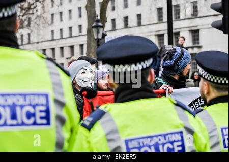 Anti-fascisti dimostrando contro Pergida in Whitehall. Foto Stock