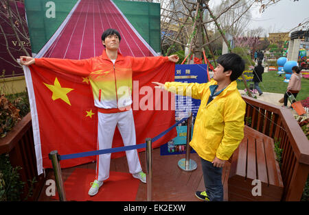 Handan cinese nella provincia di Hebei. 6 apr, 2015. -- Un uomo pone per le immagini da una cera figura di atleta Liu Xiang in Handan, nel nord della Cina di nella provincia di Hebei, Aprile 6, 2015. Una cera figura mostra è tenuto qui durante i tre giorni di Festival di Qingming vacanza. © Hao Qunying/Xinhua/Alamy Live News Foto Stock