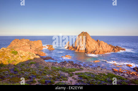 Prima luce su Sugarloaf Rock, un famoso punto di riferimento costiero vicino alla città di per Dunsborough in Australia del Sud-ovest. Immagine hdr. Foto Stock