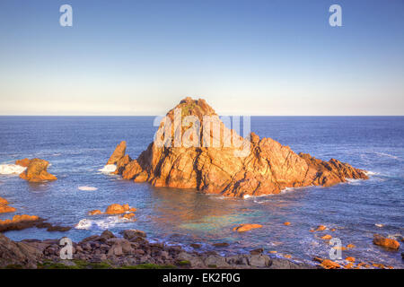 Prima luce su Sugarloaf Rock, un famoso punto di riferimento costiero vicino alla città di per Dunsborough in Australia del Sud-ovest. Immagine hdr. Foto Stock