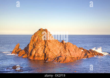 Prima luce su Sugarloaf Rock, un famoso punto di riferimento costiero vicino alla città di per Dunsborough in Australia del Sud-ovest. Immagine hdr. Foto Stock