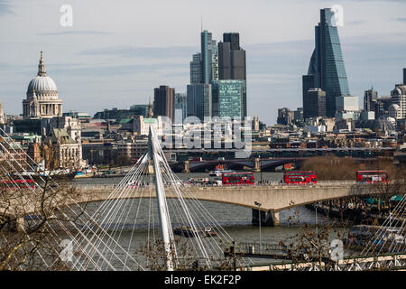 Lo skyline di Londra, cercando il Tamigi verso San Paolo, Londra Foto Stock