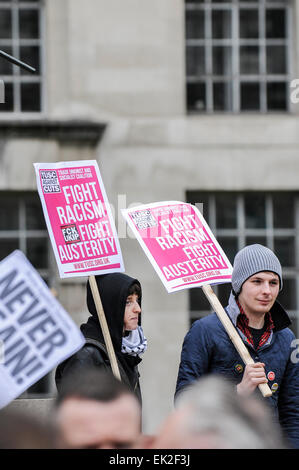 Anti-fascisti dimostrando contro Pergida in Whitehall. Foto Stock