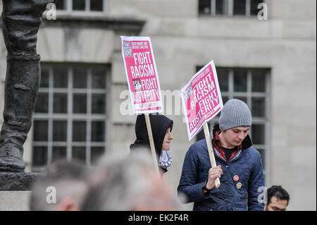 Anti-fascisti dimostrando contro Pergida in Whitehall. Foto Stock