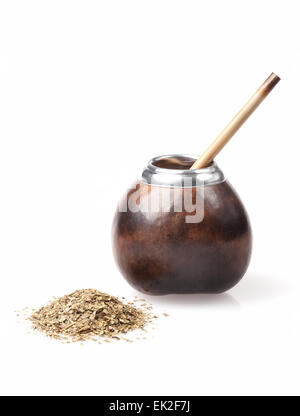 Calabash e bombilla con yerba mate isolati su sfondo bianco Foto Stock