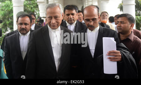 Dacca in Bangladesh. 6 apr, 2015. Bangladese Attorney General Mahbubey Alam (L, anteriore) arriva alla corte suprema per la revisione di petizione al caso del gruppo Jamaat-e-Islami leader del partito a Dhaka, nel Bangladesh, Aprile 6, 2015. Bangladesh il più grande partito islamista ha chiamato un non-stop di 48 ore di sciopero nazionale dopo il paese della corte apex lunedì mattina ha accolto il suo verdetto precedente sul suo leader Muhammad Kamaruzzaman, respingendo il suo appello per la revisione della pena di morte per crimini contro l umanità durante il paese della guerra di indipendenza nel 1971. Credito: Shariful Islam/Xinhua/Alamy Live News Foto Stock