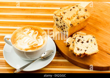 Tazza di cappuccino e torte su sfondo di legno Foto Stock