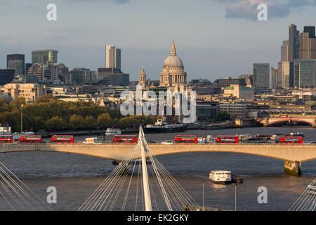 Lo skyline di Londra, cercando il Tamigi verso San Paolo, Londra Foto Stock