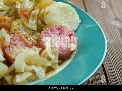 Oktoberfest stufato con salsicce e patate - prodotto tipico bavarese Germania Foto Stock