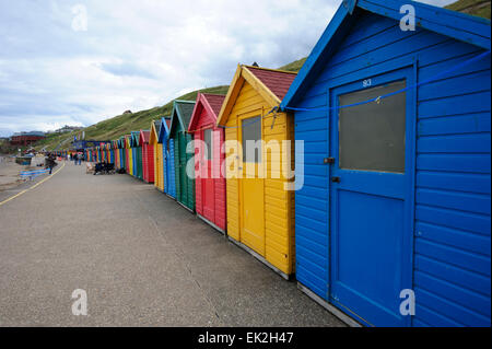 Spiaggia di capanne a Whitby in Yorkshire Foto Stock