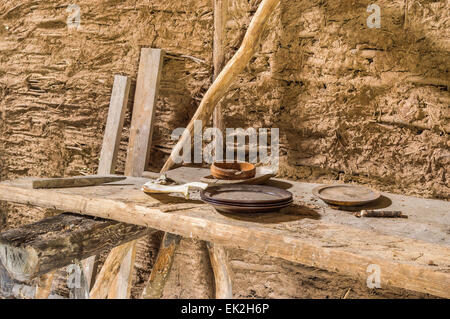 Parte di viking age village replica nella Svezia meridionale in primavera. A sinistra dietro le piastre in legno e un osso mandibolare di un maiale su roug Foto Stock