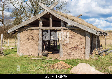 Parte di viking age village replica nella Svezia meridionale in primavera. Piccola fattoria edificio dove ci sono un sacco di lavoro è stato fatto e fattoria Foto Stock