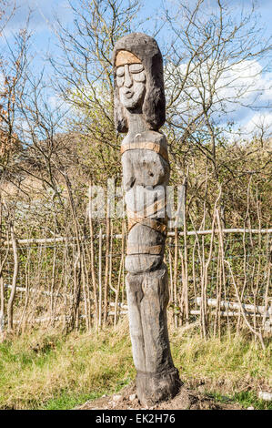 SENOREN, Svezia - Aprile 3, 2015: Fertilità totem statua di donna scolpita a mano e fatta di legno di quercia. Parte di viking age village sost Foto Stock