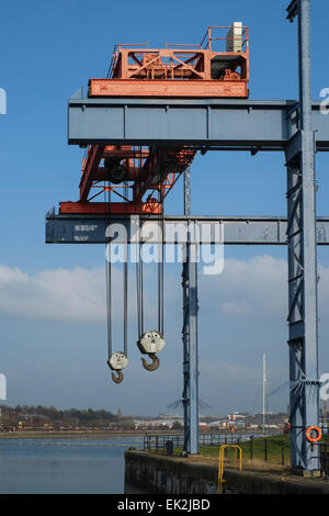 Preston, Lancashire: gru in barca a Preston Dock. Foto Stock