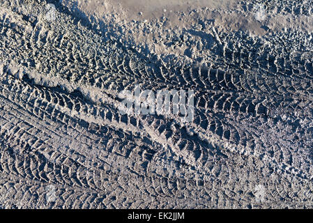 Tracce di pneumatici nella primavera del fango Foto Stock