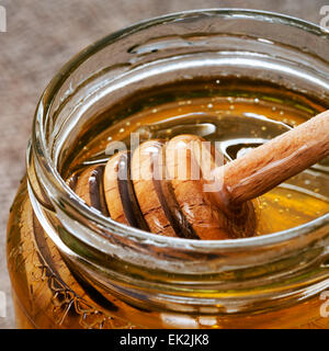 Il miele in barattolo con bilanciere Foto Stock