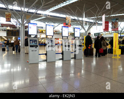 Germania Stuttgart Airport Terminal, automatico banco del check in Foto Stock