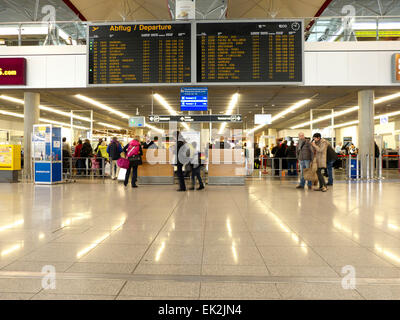 Germania Stuttgart Airport Terminal, automatico banco del check in Foto Stock