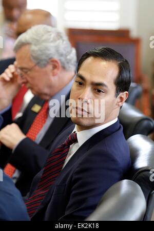 Il Segretario di Albergare e Sviluppo Urbano Julian Castro durante un viaggio in Piemonte centrale Community College Aprile 2, 2015 in Charlotte, N.C. Foto Stock