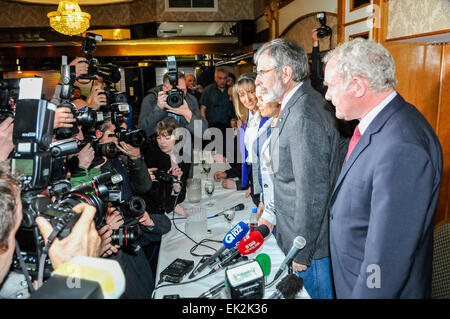 Belfast, Irlanda del Nord. 4 Maggio 2014 - Gerry Adams tiene una conferenza stampa a meno di un'ora dopo il suo rilascio dalla PSNI interrogatorio. Foto Stock