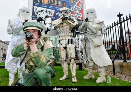 Fan vestiti come Stormtroopers, neve Troopers e un alleanza X-Wing pilota al fumetto di MCM con Irlanda Foto Stock