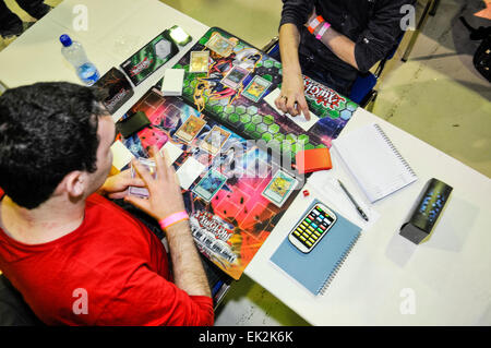 Ragazzi adolescenti giocando un Yu-Gi-Oh trading card torneo Foto Stock