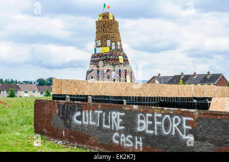 Newtownabbey, Irlanda del Nord. 11 Luglio 2014 - Falò vengono preparati per la masterizzazione per xi luglio celebrazioni, con messaggi politici come "Cultura prima di cassa", in segno di protesta dopo i Consigli locali e il gruppo di Stormont tenta di corrompere la gente del posto non per costruire grandi falò e uso ecologico Il legno-pellet beacon. Foto Stock