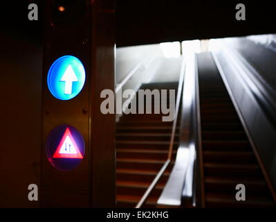 Città urbana 2 modi escalator n passeggeri Foto Stock