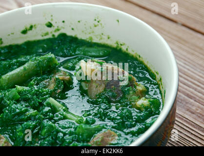 Ghormeh sabzi - stufato alle erbe. Si tratta di un piatto popolare in Iran e Azerbaigian e spesso è detto essere la nazionale iraniana piatto. Foto Stock