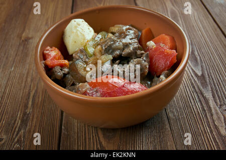 Chanakhi - in stile georgiano tradizionale piatto di stufato di agnello con pomodori, melanzane, patate, verdure e aglio. Foto Stock