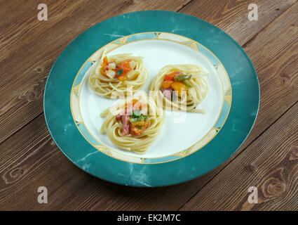 Spirale squash spaghetti tagliatelle con salsiccia e salsa di verdure . Foto Stock