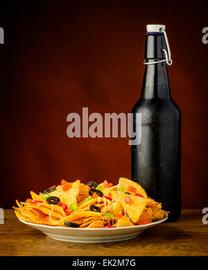 Tortilla chips snack freddo con bottiglia di birra Foto Stock