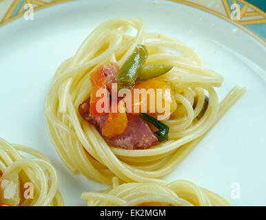 Spirale squash spaghetti tagliatelle con salsiccia e salsa di verdure . Foto Stock