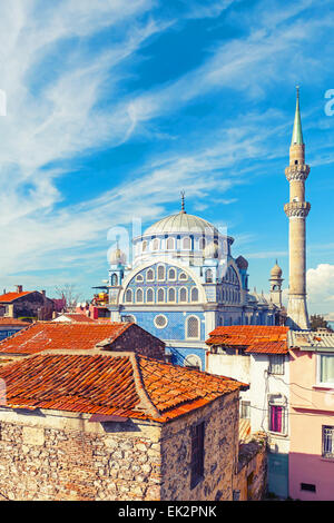 Fatih Camii (Esrefpasa) vecchia moschea nella parte vecchia della città di Izmir, Turchia. Luminose la correzione delle tonalità filtro foto Foto Stock