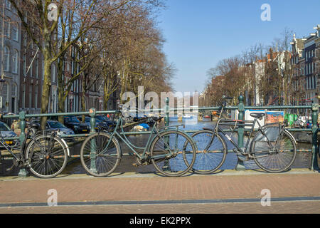 Le biciclette parcheggiate bloccato su un ponte in Amsterdam, Paesi Bassi Foto Stock