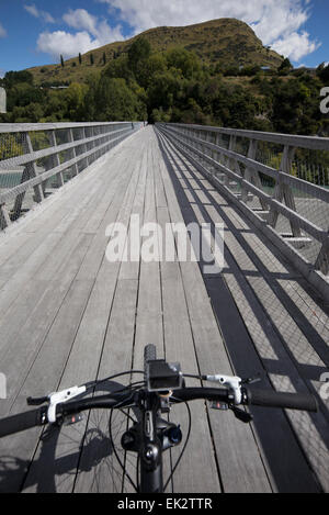 Escursioni in bicicletta attraverso lo storico ponte Shotover, Queenstown, New Zealand Nuova Zelanda. Foto Stock