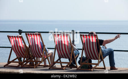 Sidmouth. Devon, Regno Unito. 06 apr, 2015. Con temperature soaring nella metà 60's, i turisti accorsi a trascorrere la Pasqua lunedì sul lungomare a Sidmouth, nel Devon. Credit: Foto centrale/Alamy Live News Foto Stock